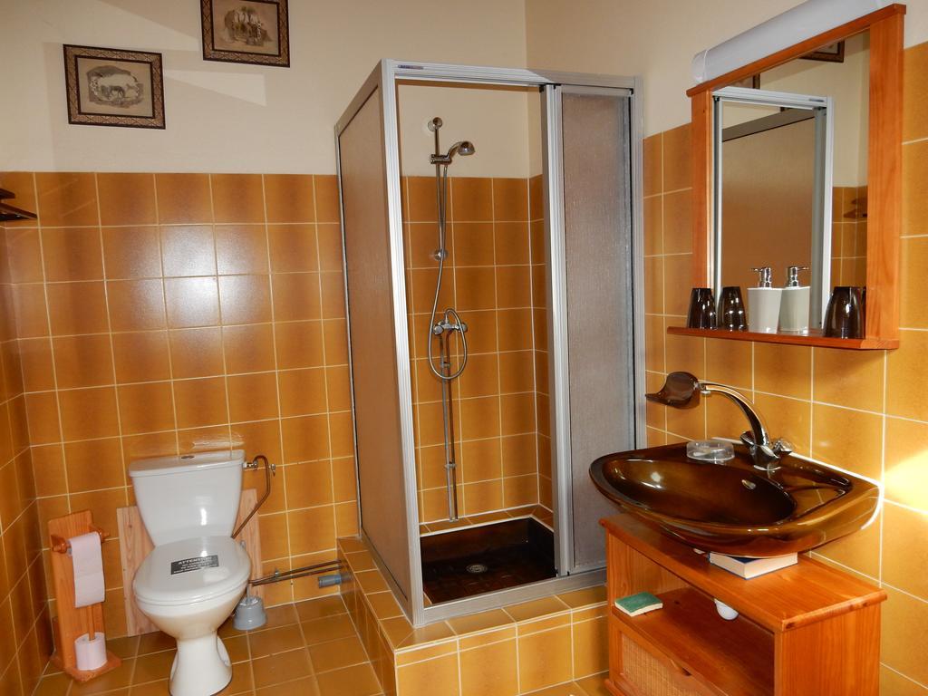 Le Chateau Des Estubiers Bed & Breakfast Sérignan-du-Comtat Oda fotoğraf