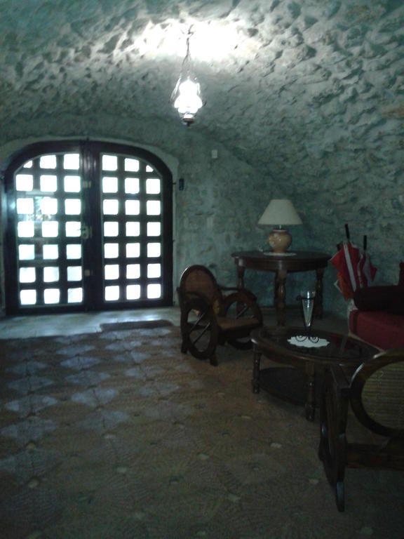 Le Chateau Des Estubiers Bed & Breakfast Sérignan-du-Comtat Dış mekan fotoğraf
