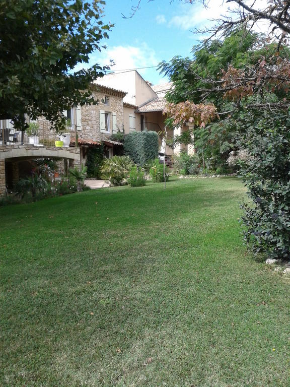 Le Chateau Des Estubiers Bed & Breakfast Sérignan-du-Comtat Dış mekan fotoğraf