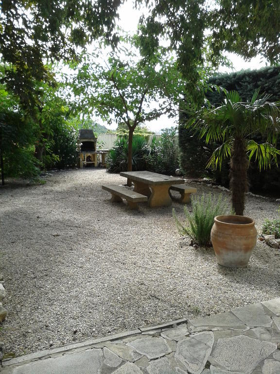 Le Chateau Des Estubiers Bed & Breakfast Sérignan-du-Comtat Dış mekan fotoğraf
