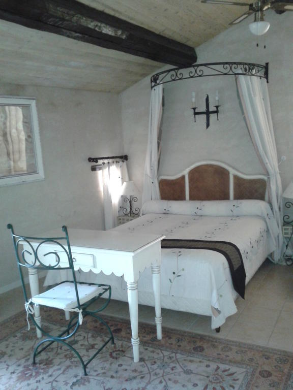 Le Chateau Des Estubiers Bed & Breakfast Sérignan-du-Comtat Oda fotoğraf