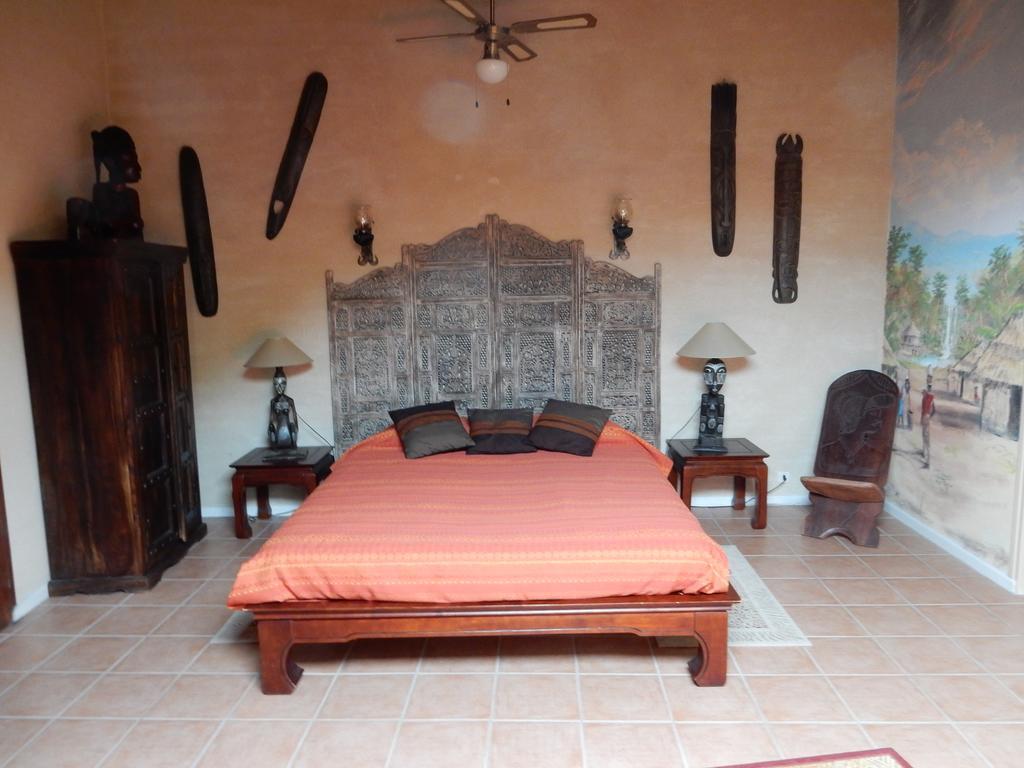 Le Chateau Des Estubiers Bed & Breakfast Sérignan-du-Comtat Dış mekan fotoğraf